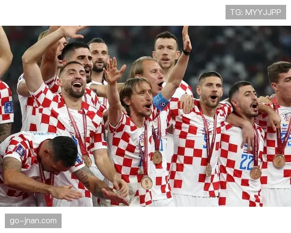 居莱尔与恰尔汗奥卢：土耳其中场双核的战术功能分化与体系适配逻辑